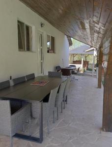 a dining room with a table and chairs at Vila Sabo in Sîntioana