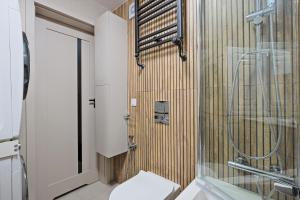 a bathroom with a toilet and a shower at Prestige Center Warsaw Rooms Metro, AC, Smart TV, 2 Bathrooms in Warsaw +27 photos