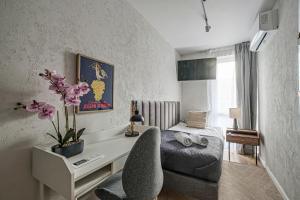 a bedroom with a desk and a bed in a room at Prestige Center Warsaw Rooms Metro, AC, Smart TV, 2 Bathrooms in Warsaw