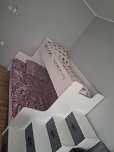 a white bed in a room with avertisementatronatronstrationstrationstration at Sowie Pokoje in Jugów