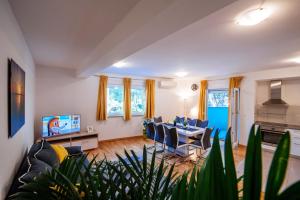 salon ze stołem i krzesłami w obiekcie Rainbow apartments w mieście Zadar