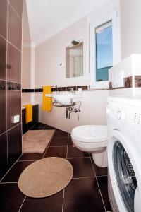 łazienka z białą toaletą i umywalką w obiekcie Rainbow apartments w mieście Zadar +37 zdjęć