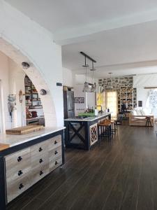 a kitchen with an archway and a kitchen with a table at Greek Style Bed & Breakfast in Al Manashsh
