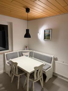 a dining room with a white table and chairs at Ferienhaus Arlewatt in Arlewatt