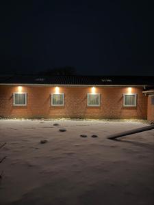 a brick building with two windows with lights on it at Ferienhaus Arlewatt in Arlewatt