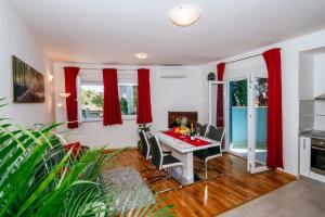 Telewizja i/lub zestaw kina domowego w obiekcie Rainbow apartments