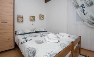 a bedroom with a bed with towels on it at House Sage in Tkon