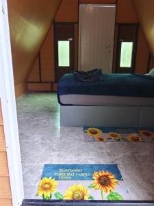 a room with a bed with sunflowers on the floor at mist valley in Ban Nong Chaeng +18 photos