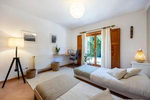 a bedroom with two beds and a desk at Quintinha Mojud in Rogil