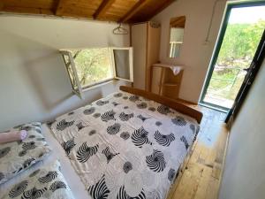 a bedroom with a bed in a tiny house at House Kornati Robinzon in Sit