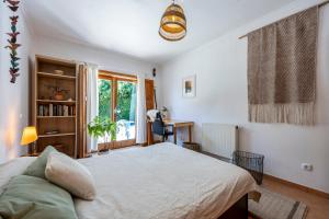 a bedroom with a large bed and a window at Quintinha Mojud in Rogil