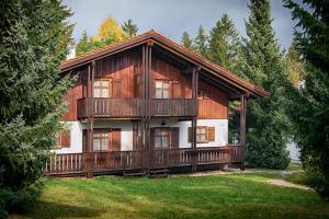 a large wooden house in the middle of trees at Ferienhaus Regent in Regen