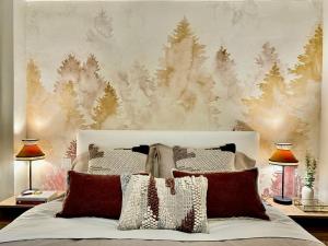 a bedroom with a bed with two lamps and a wall at Beachside San Martin de Valdeiglecias in San Martín de Valdeiglesias