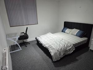 a bedroom with a bed and a desk and a chair at Modern 1-Bed in Wolverhampton City Centre in Wolverhampton