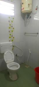 a bathroom with a toilet and a sink at AFIYA HOME STAy in Kodaikānāl +39 photos