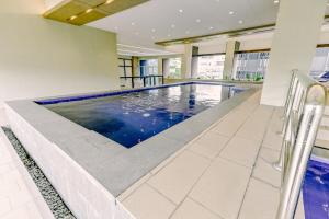ein großer Swimmingpool in einem Haus in der Unterkunft The Tribute Hotel in Manila