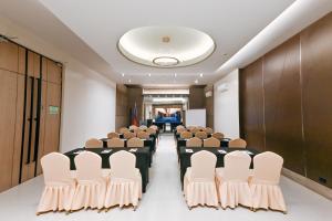 ein Konferenzraum mit einem langen Tisch und Stühlen in der Unterkunft The Tribute Hotel in Manila + 53 Fotos