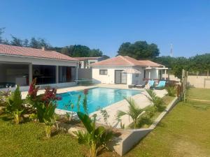 a house with a swimming pool in a yard at Ponta Rest House in Lopes