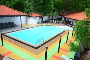 Bazén v ubytování Jayasinghe Holiday Resort nebo v jeho okolí