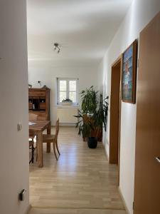 a hallway with a table and a dining room at Maisonette Giggi in Peiting