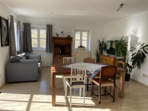 a living room with a dining room table and chairs at Maisonette Giggi in Peiting