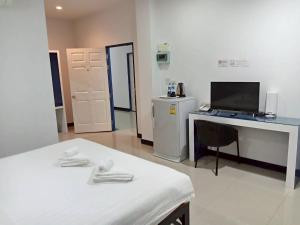 a room with a desk with a computer and a chair at โรงแรมช้างใหญ่ใจดี in Yasothon