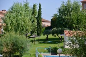 a view of a yard with trees and a swimming pool at Enjoy Toledo, junto a Puy du Fou in Argés