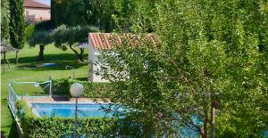a swimming pool in front of a house with a tree at Enjoy Toledo, junto a Puy du Fou in Argés