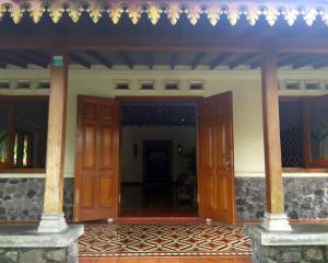 Majutusasutuse Omah Pitoe Yogya Homestay fassaad või sissepääs