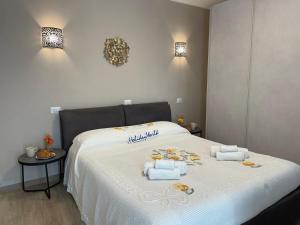 a bedroom with a bed with towels on it at Casa Marì by Holiday World in Sulzano