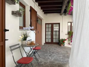 a patio with a table and chairs and a door at Casa Marì by Holiday World in Sulzano
