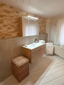 a bathroom with a sink and a mirror at Haus Bergverliebt in Sebnitz