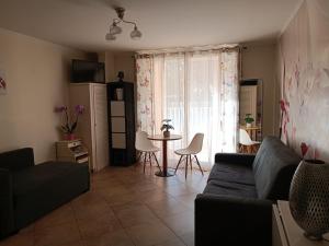 a living room with a couch and a table at Proche de Monaco appartement devant piscine in Beausoleil