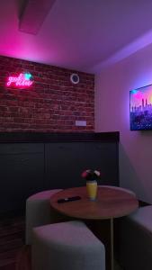 a dining room with a table and violet lighting at Le Good Vibes in Dieppe