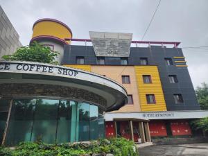 a coffee shop in front of a building at 레미니스호텔 in Dongtan