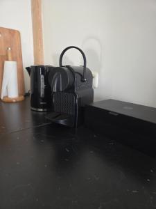 a black counter top with a toaster and a bag at De Citadel - de Weide in Markelo
