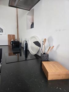 a counter top with a table with a fan and a wooden box at De Citadel - de Weide in Markelo +7 photos