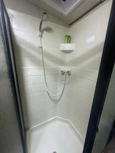 a shower with a hose in a bathroom at Alojamiento in Tampa +15 photos