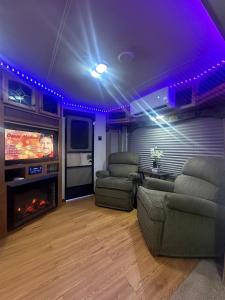 a living room with couches and a tv and a fireplace at Alojamiento in Tampa