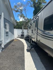 an rv parked next to a building next to a fence at Alojamiento in Tampa
