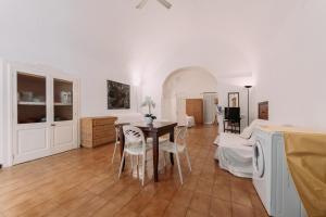 a living room with a table and a couch at Domus Gallipoli by Casa di Marco in Gallipoli
