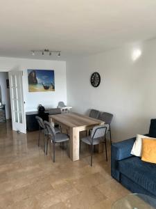 a living room with a wooden table and a couch at Apartment direkt am Strand in Blanes