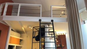 a room with a bunk bed and a ladder at La Boulangerette - Studio in Kralingen in Rotterdam