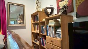 a book shelf filled with books in a room at Similan Home Stay in Ban Lam Ru (1)