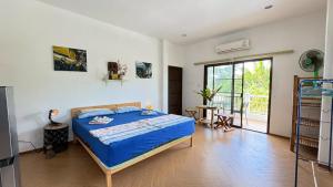a bedroom with a blue bed in a room at Similan Home Stay in Ban Lam Ru (1)