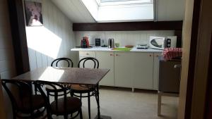 GrangesにあるAppartement 3 chambres dans un chaletのキッチン(テーブル、椅子付)、窓