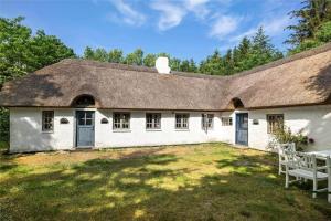 an old white house with a roof and a yard at OH397-Storvorde-Kystvej-171 in Storvorde +13 photos