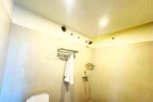 a bathroom with a toilet and a shower at Hotel Ranjana Palace in Pūrnia +15 photos