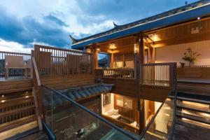 a balcony of a house with a glass floor at 见天会馆 in Lijiang