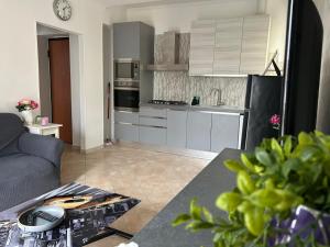 a living room with a couch and a kitchen at Casa Palma in Rho